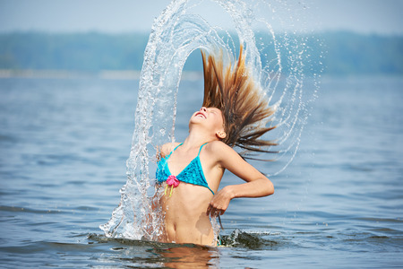 Teen Girl macht Opa mit heißen Bikinis geil Teen Girl macht Opa mit heißen Bikinis geil